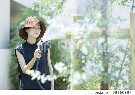 女性 家庭菜園 水やりの写真素材