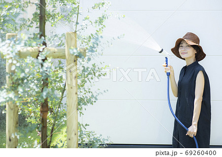 女性 家庭菜園 水やりの写真素材