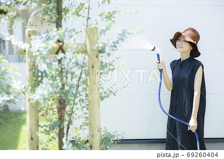 女性　家庭菜園　水やり 69260404