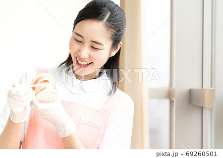 歯磨き指導をする女性 69260501