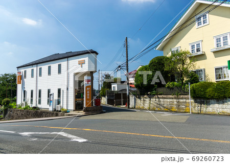 聖蹟桜ヶ丘 いろは坂通り沿いの多摩桜ヶ丘郵便局の写真素材