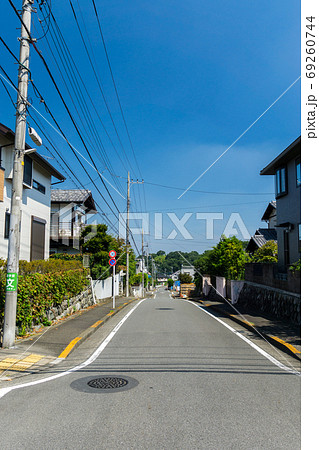 聖蹟桜ヶ丘 いろは坂通りから少し入った路地を散歩の写真素材