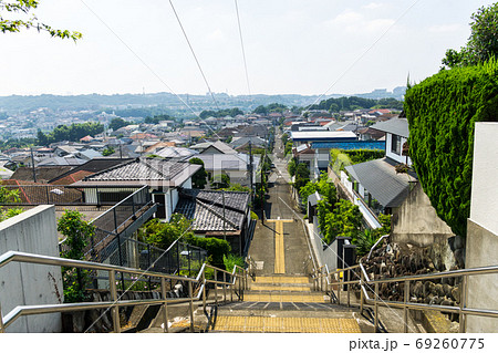 聖蹟桜ヶ丘 いろは坂通り 階段と道と住宅街の写真素材