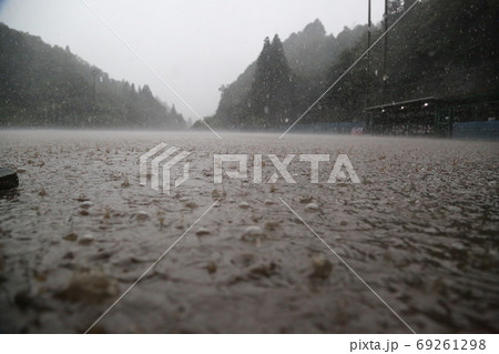 雨のグランド 69261298