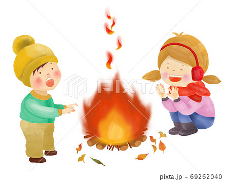 水彩手書き風の男の子と女の子の焚き火のかわいいイラストのイラスト素材