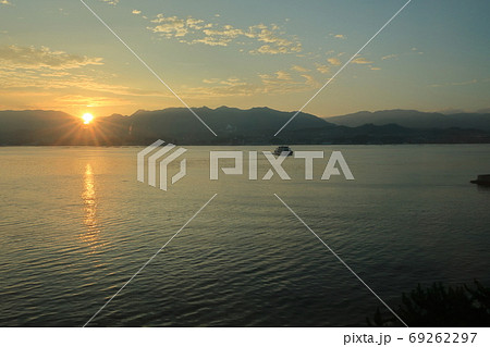 宮島から廿日市側を見た時の瀬戸内海の夕焼け 宮島から廿日市側を見た時の瀬戸内海の夕焼け 69262297