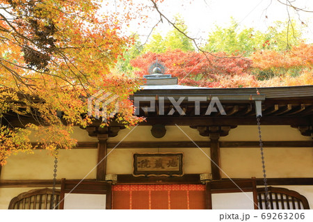 京都竹の寺　地蔵院　地蔵堂と紅葉 69263206