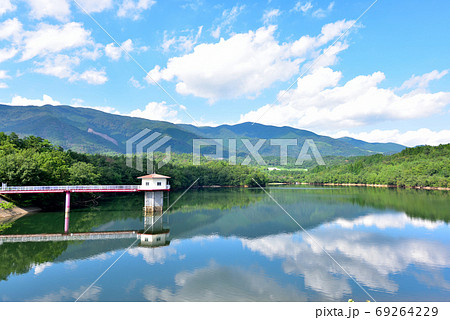 岡山県奈義町の那岐池と那岐山 岡山県奈義町の那岐池と那岐山 69264229