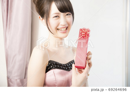 プレゼントを喜ぶ女性 プレゼントを喜ぶ女性 69264696