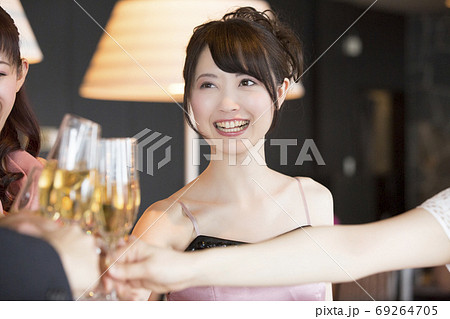 乾杯する女性 乾杯する女性 69264705