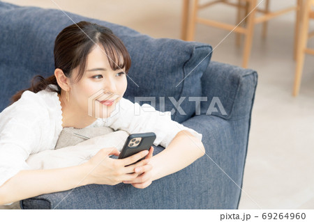 スマホを使う女性 69264960