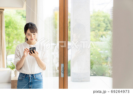 スマホを使う女性 69264973
