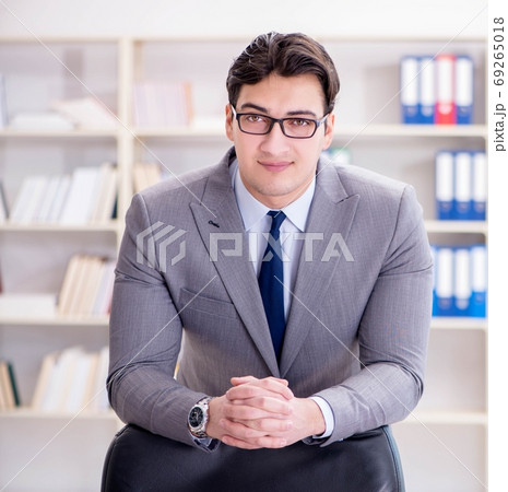 The young businessman working in the office 69265018