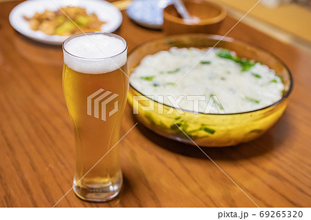 ビールと食卓の写真素材