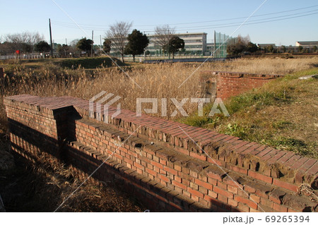 埼玉県上尾市瓦葺の煉瓦造りの掛樋跡 埼玉県上尾市瓦葺の煉瓦造りの掛樋跡 69265394