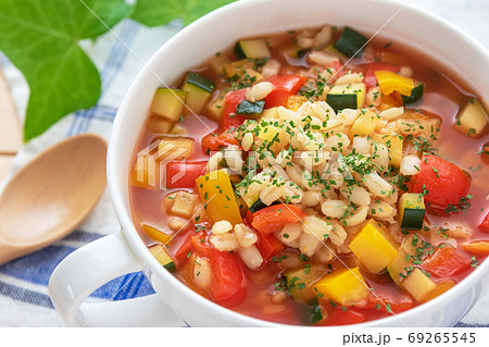 もち麦とパプリカとズッキーニのトマトスープ 69265545