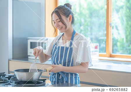 料理をするアジア人 女性の写真素材