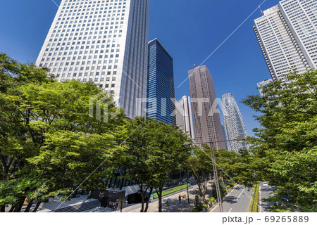 西新宿の高層ビル街の風景 69265889