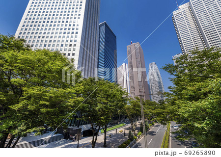 西新宿の高層ビル街の風景 69265890
