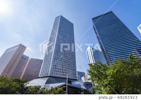 西新宿の高層ビル街の風景 69265923