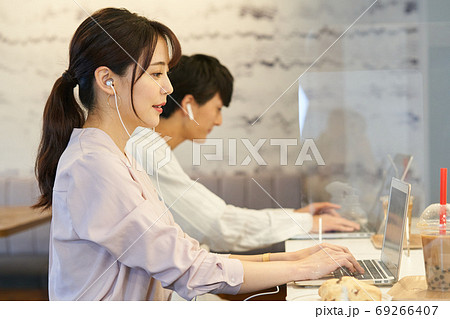 アクリルパーテーションのあるカフェで仕事をする女性 アクリルパーテーションのあるカフェで仕事をする女性 69266407