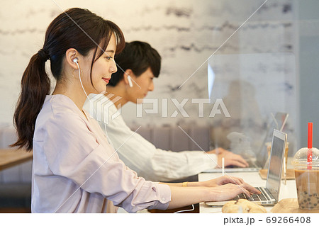 アクリルパーテーションのあるカフェで仕事をする女性 アクリルパーテーションのあるカフェで仕事をする女性 69266408