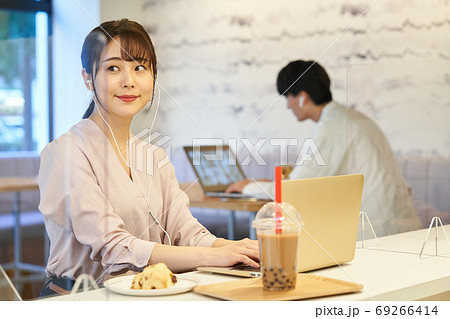 アクリルパーテーションのあるカフェで仕事をする女性 アクリルパーテーションのあるカフェで仕事をする女性 69266414