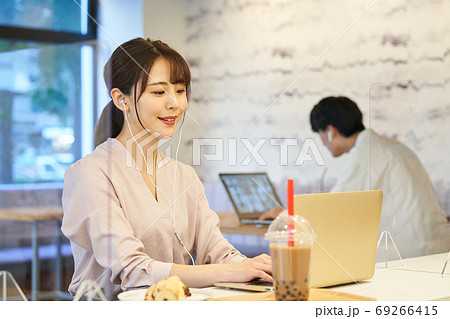 アクリルパーテーションのあるカフェで仕事をする女性 アクリルパーテーションのあるカフェで仕事をする女性 69266415