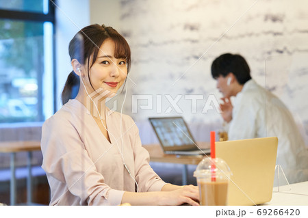 アクリルパーテーションのあるカフェで仕事をする女性 アクリルパーテーションのあるカフェで仕事をする女性 69266420