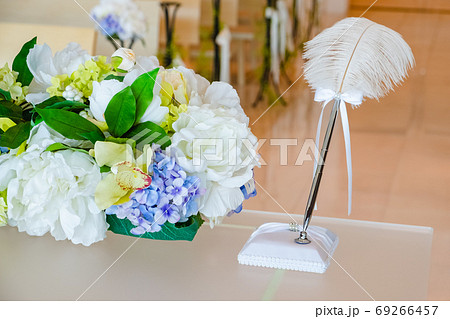 チャペルの祭壇の羽ペン　結婚証明書　サイン 69266457