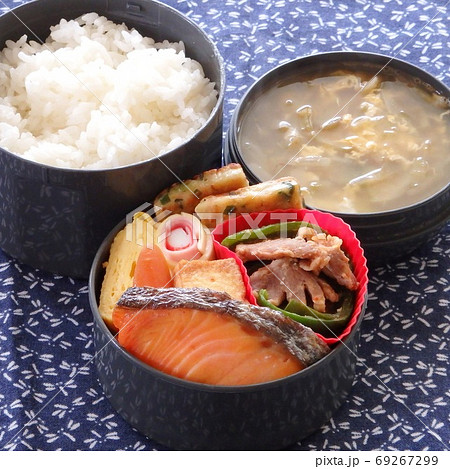 おかずにチンジャオロースが入った手作り弁当 69267299