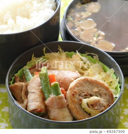 おかずにいんげんとにんじんの肉巻き炒めが入った手作り弁当 69267300