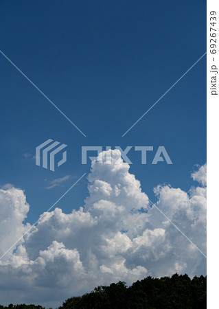 湧き上がる入道雲と青い夏空のコピースペース 69267439