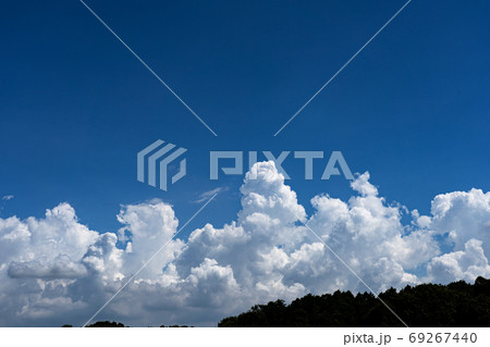 湧き上がる入道雲と青い夏空のコピースペース 湧き上がる入道雲と青い夏空のコピースペース 69267440