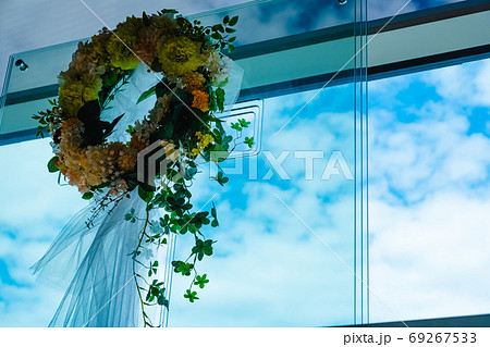 チャペルのリース　フラワーアレンジメント　青空 69267533