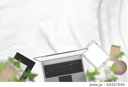 リモートワークのイメージの白い室内とパソコン機器 69267694