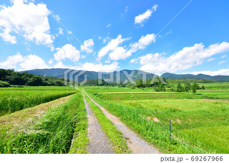 奈義町の田園風景と那岐山 69267966