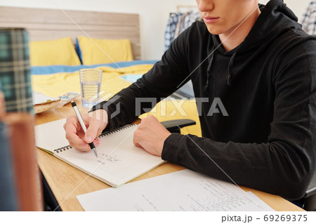 Student drawing flowchart 69269375