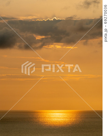 日本海の夕景 上越の海岸から見る夕陽 日本海の夕景 上越の海岸から見る夕陽 69270036