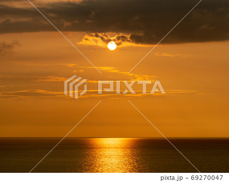 日本海の夕景 上越の海岸から見る夕陽 日本海の夕景 上越の海岸から見る夕陽 69270047