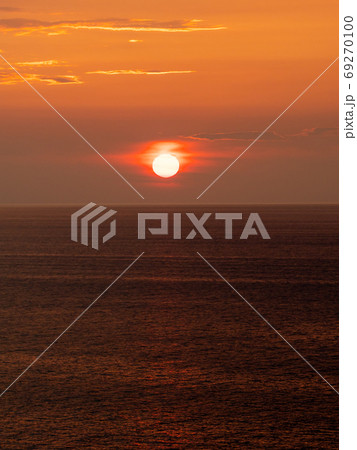 日本海の夕景　上越の海岸から見る夕陽 69270100