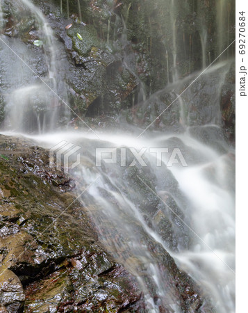 奥多摩　白岩の滝と清流の景色　美しい白岩の滝 69270684