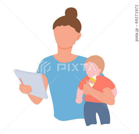 赤ちゃんの世話をしながら働く母親 69271972