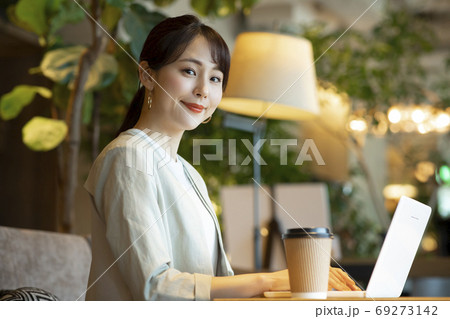 カフェの女性 カフェの女性 69273142
