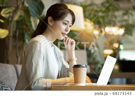 カフェの女性 カフェの女性 69273143