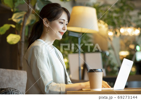 カフェの女性 カフェの女性 69273144