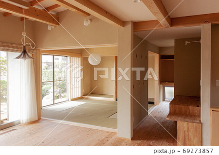 新築の和室とリビング 69273857