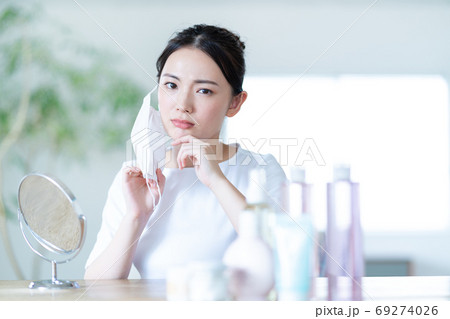マスクのため肌荒れを気にする若い女性 マスクのため肌荒れを気にする若い女性 69274026