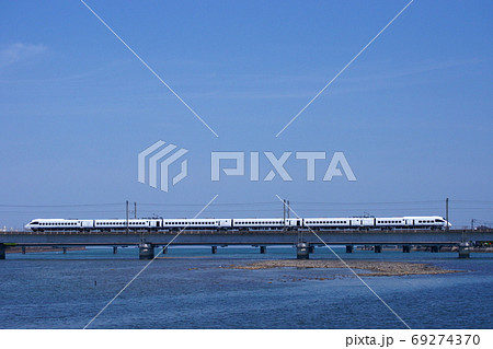 駅館川の橋りょうを渡る885系のサイドビュー 69274370