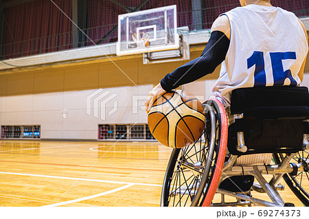 車椅子バスケットボールをする男性6 69274373